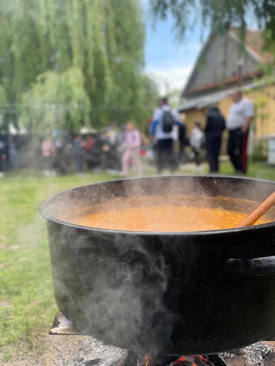 Căldare cu mâncare tradițională gătită pe foc la Casa Bunicilor Ferendia